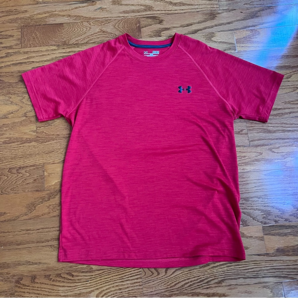 Under Armor medium men’s red athletic loose fit T-shirt.
